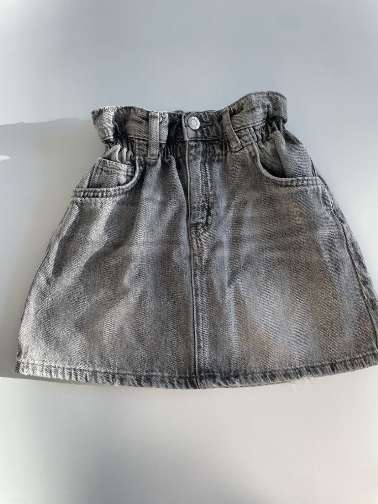 Jupe en jean grise de Zara taille 128, Enfants & Bébés, Vêtements enfant | Taille 128, Robe ou Jupe, Enlèvement ou Envoi, Comme neuf