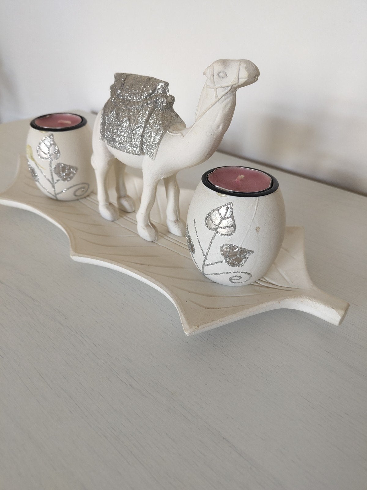 🐪 Camel middenstuk en wit/zilveren kandelaars 🕯️, Ophalen of Verzenden, Zo goed als nieuw, 15 cm, Kaars