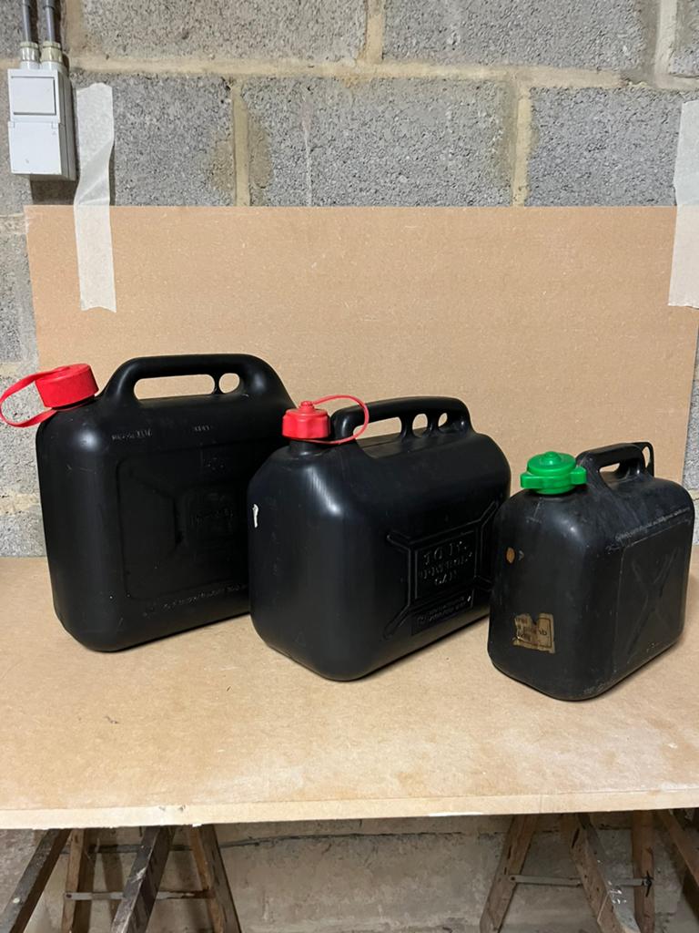 3 jerrycans, Enlèvement ou Envoi, Comme neuf
