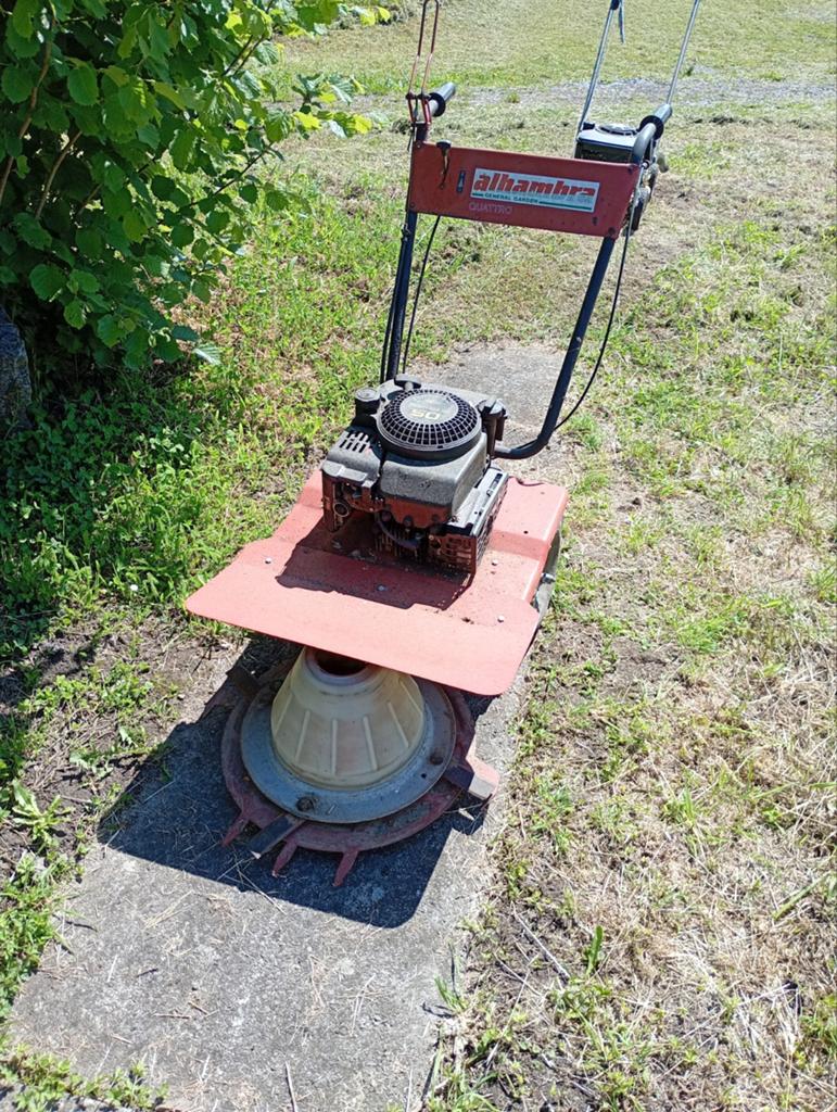 Débroussailleuse thermique sur roue, Utilisé, Briggs & Stratton, Moins de 90 cm