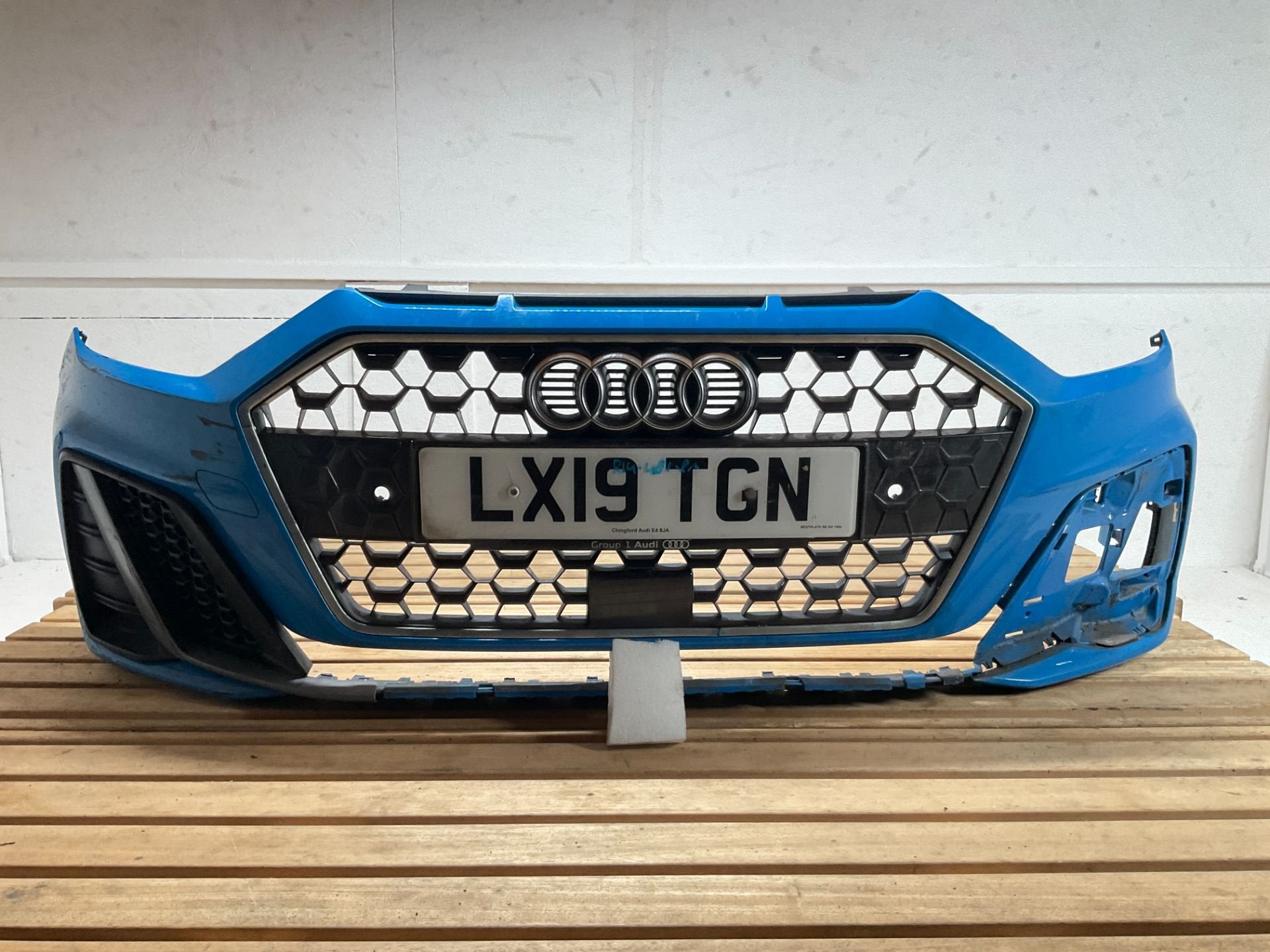 Pare-chocs AUDI A1 82A II 82A807437A Calandre PARE-CHOCS AVA, Autos : Pièces & Accessoires, Pare-chocs, AUDI AG, Auto-Union-Strasse 1
85045  Ingolstadt, DE