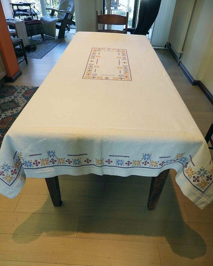 Handgeborduurd Tafelkleed: 240x130 cm., Huis en Inrichting, Ophalen, Zo goed als nieuw, Wit, Rechthoek