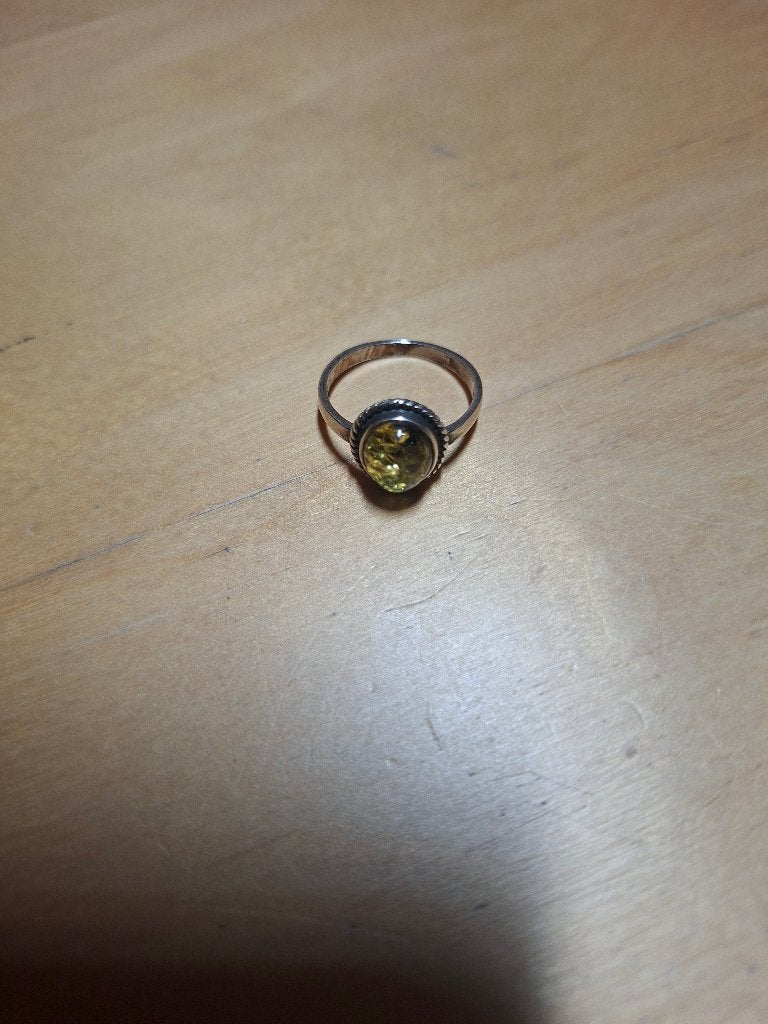 Zilveren ring met khaki edelsteen, Handtassen en Accessoires, Ophalen of Verzenden, Zo goed als nieuw, 17 tot 18, Met edelsteen