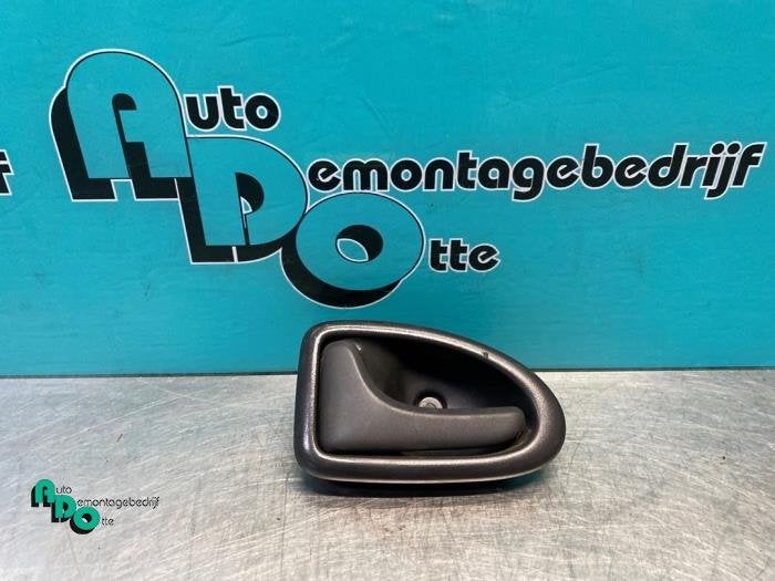 Poignée portière 2portes gauche d'un Renault Trafic (Trafi, Renault, -, 3 mois de garantie, Utilisé