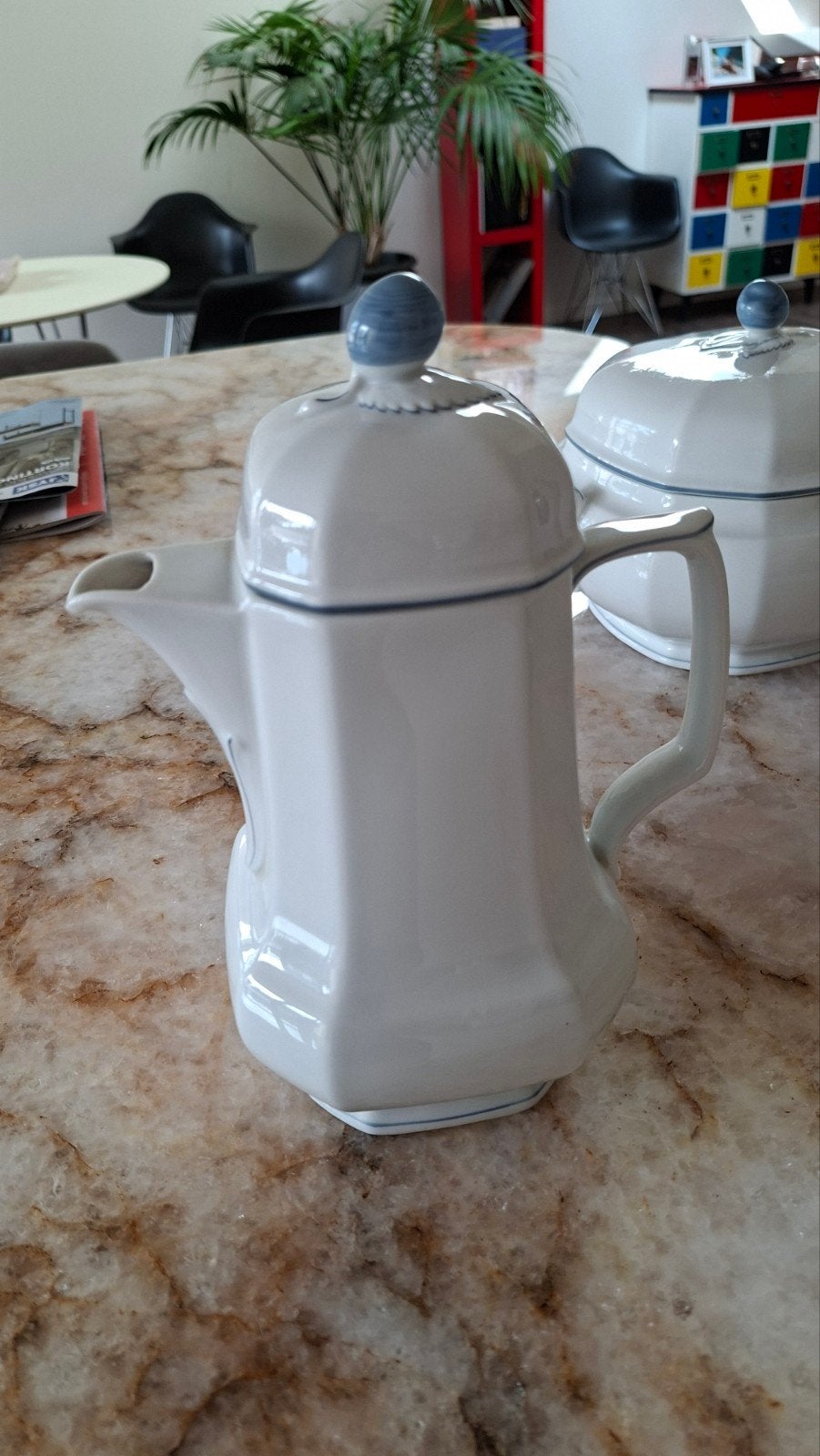 Cafetière en porcelaine, blanche avec un fin bord bleu., Enlèvement