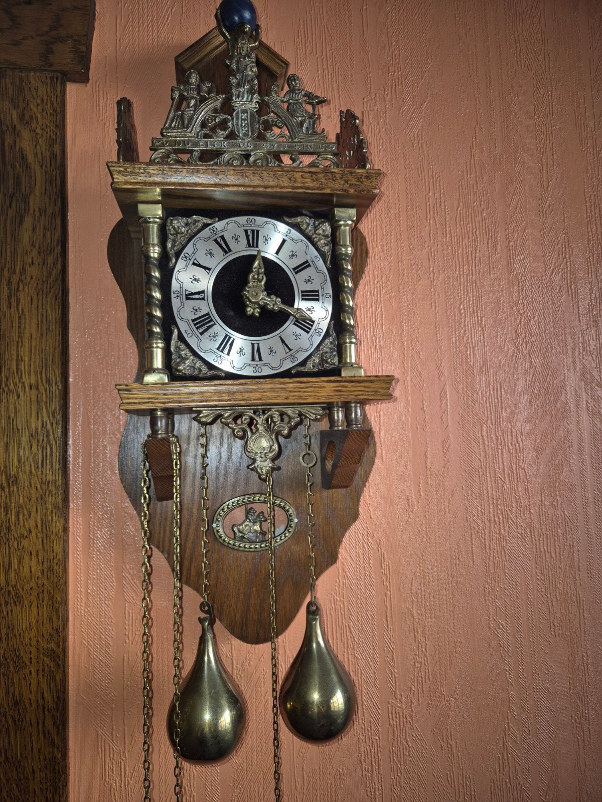 Horloge murale avec poids