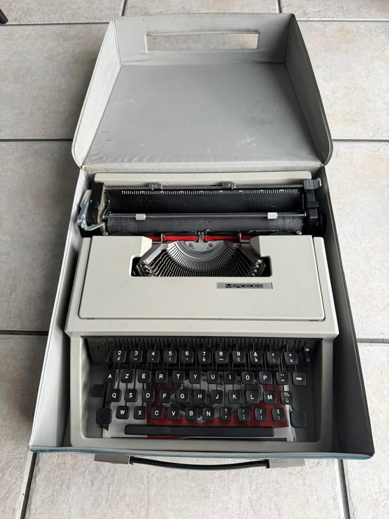 Typemachine mercedes, Ophalen, Zo goed als nieuw