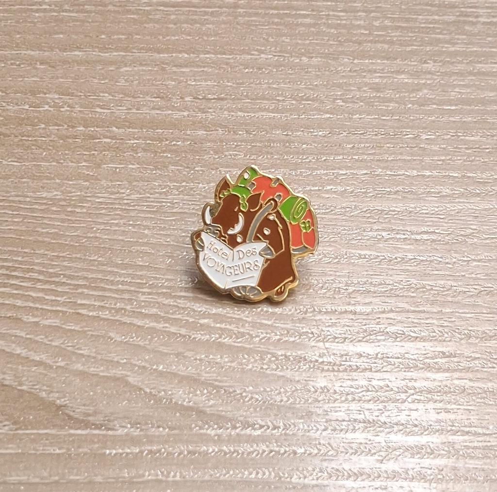 PIN - HOTEL DES VOYAGEURS - EVERZWIJN - SANGLIER, Envoi, Utilisé, Autres sujets/thèmes, Insigne ou Pin's