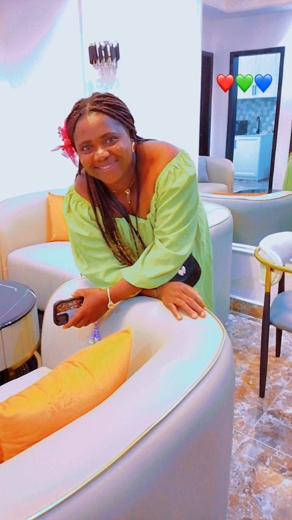 MATHILDE AFRICAINE POUR RELATION SÉRIEUSE, Contacten en Berichten