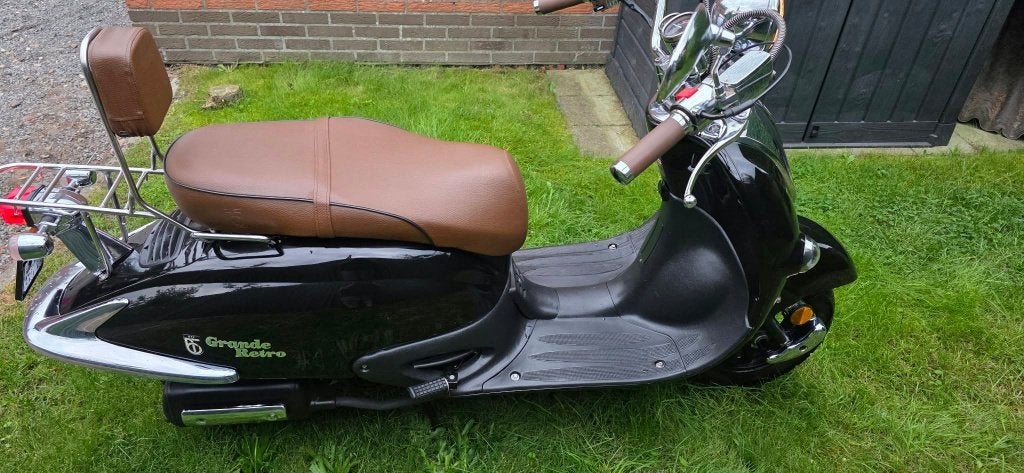 TE KOOP, Ophalen, Klasse A (25 km/u), Zo goed als nieuw, Benzine