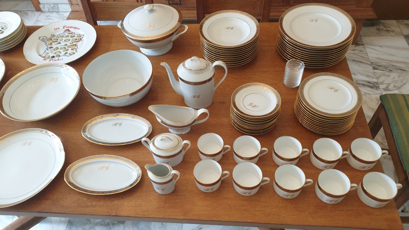 Service à dîner en porcelaine de Limoges, Enlèvement, Assiettes(s)