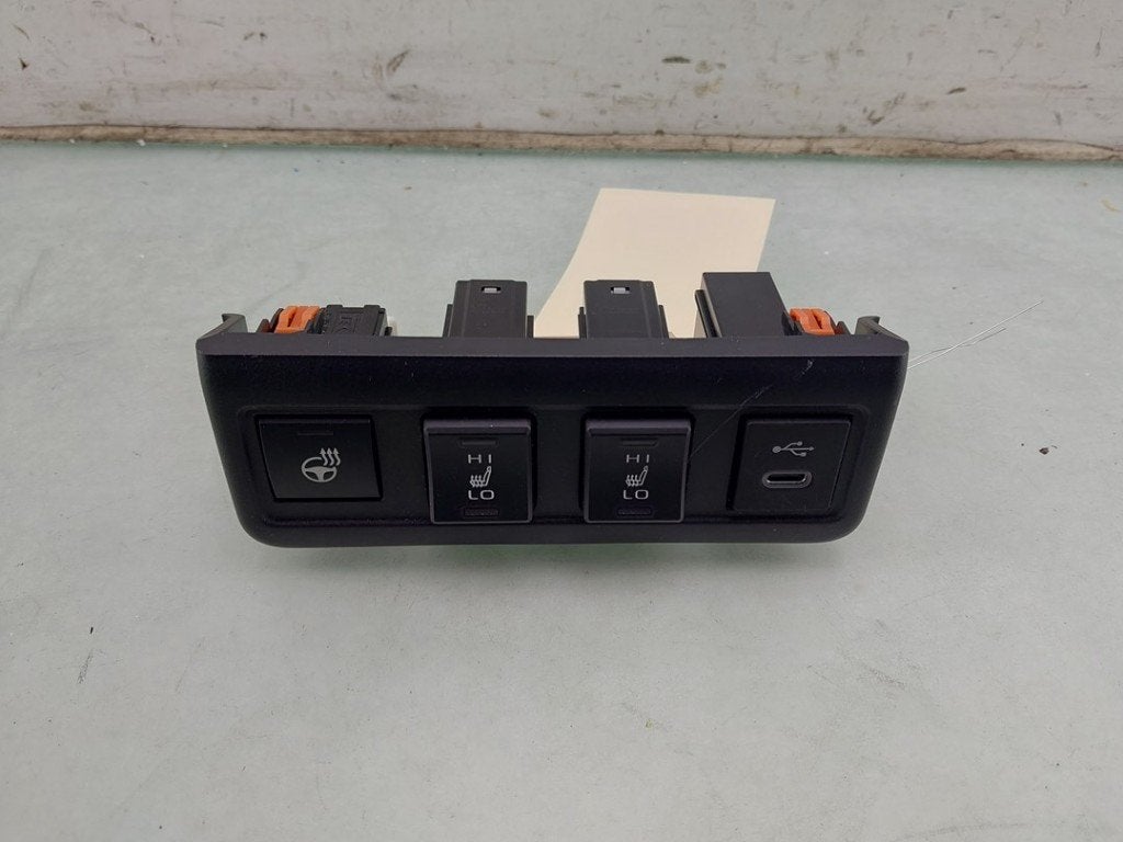COMMUTATEUR SIEGE CHAUFFANT Corolla Cross (|8619012080|), Kundenbetreuung@toyota.de, Toyota, Utilisé, Toyota-Allee 2
50858  Köln, DE