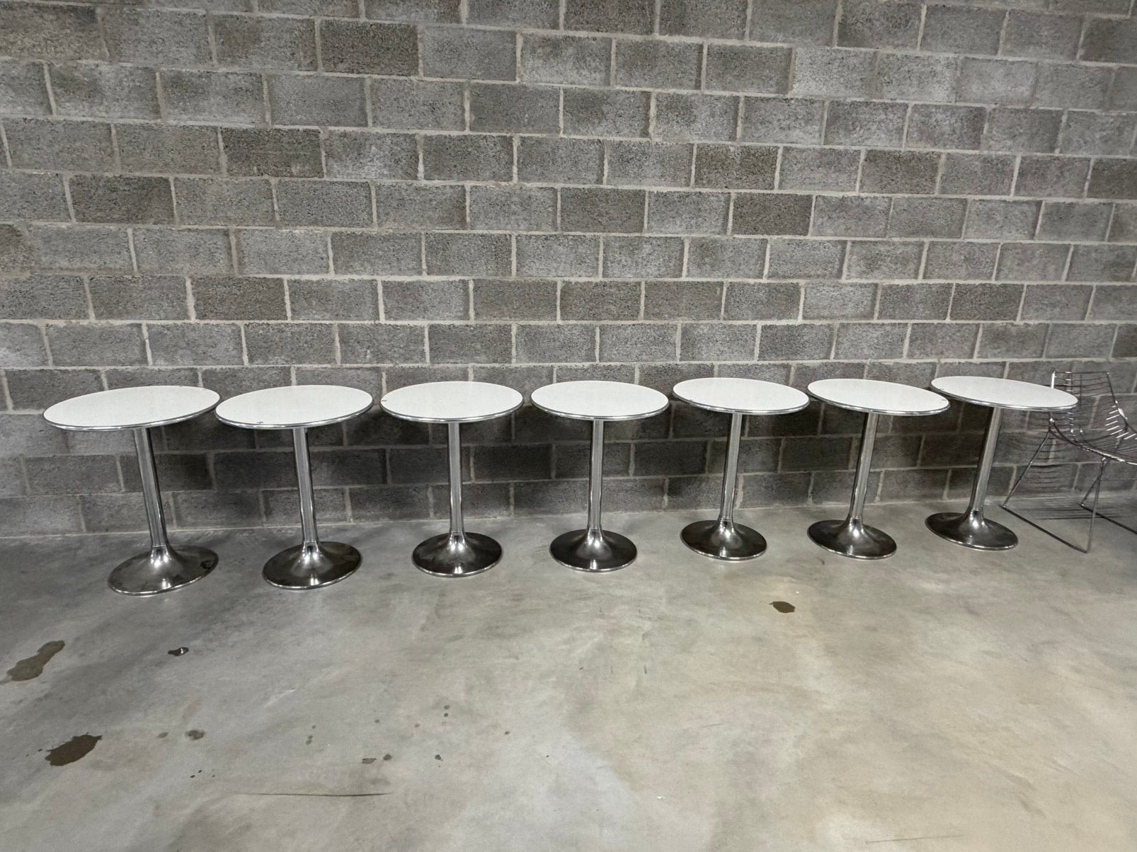 8 tables Pedrali – Métal chromé et stratifié blanc – Ø 60 cm, Maison & Meubles, Enlèvement, Utilisé, /, Pedrali