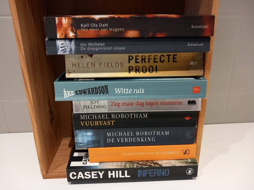 Thrillers o.a. Michael Robotham Helen Fields, Boeken, Ophalen of Verzenden, Gelezen