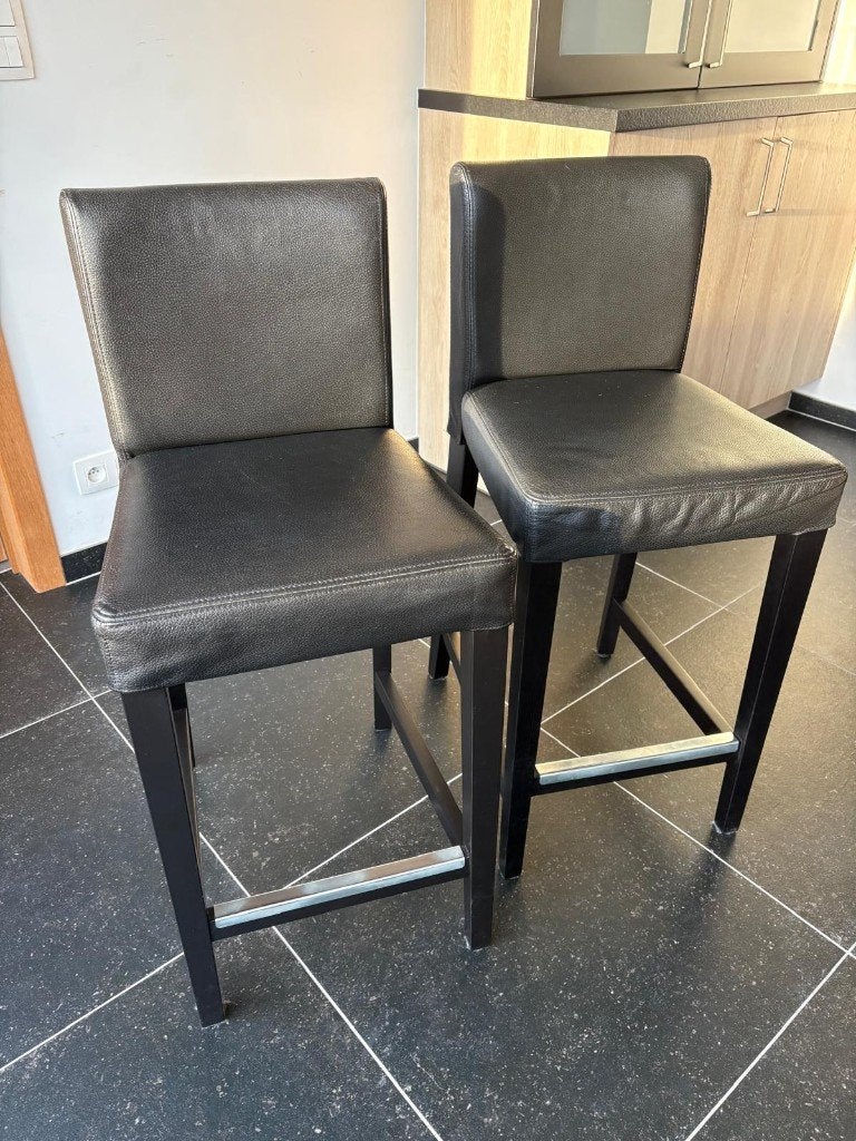 2 zwarte barstoelen, Huis en Inrichting, Ophalen, Met voetsteun, 60 tot 90 cm, Hout
