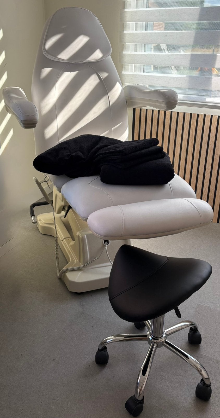 Elektrische behandelstoelvoor beautysalon incl. kruk en hoes, Ophalen, Gebruikt, Hand- en Voetverzorging