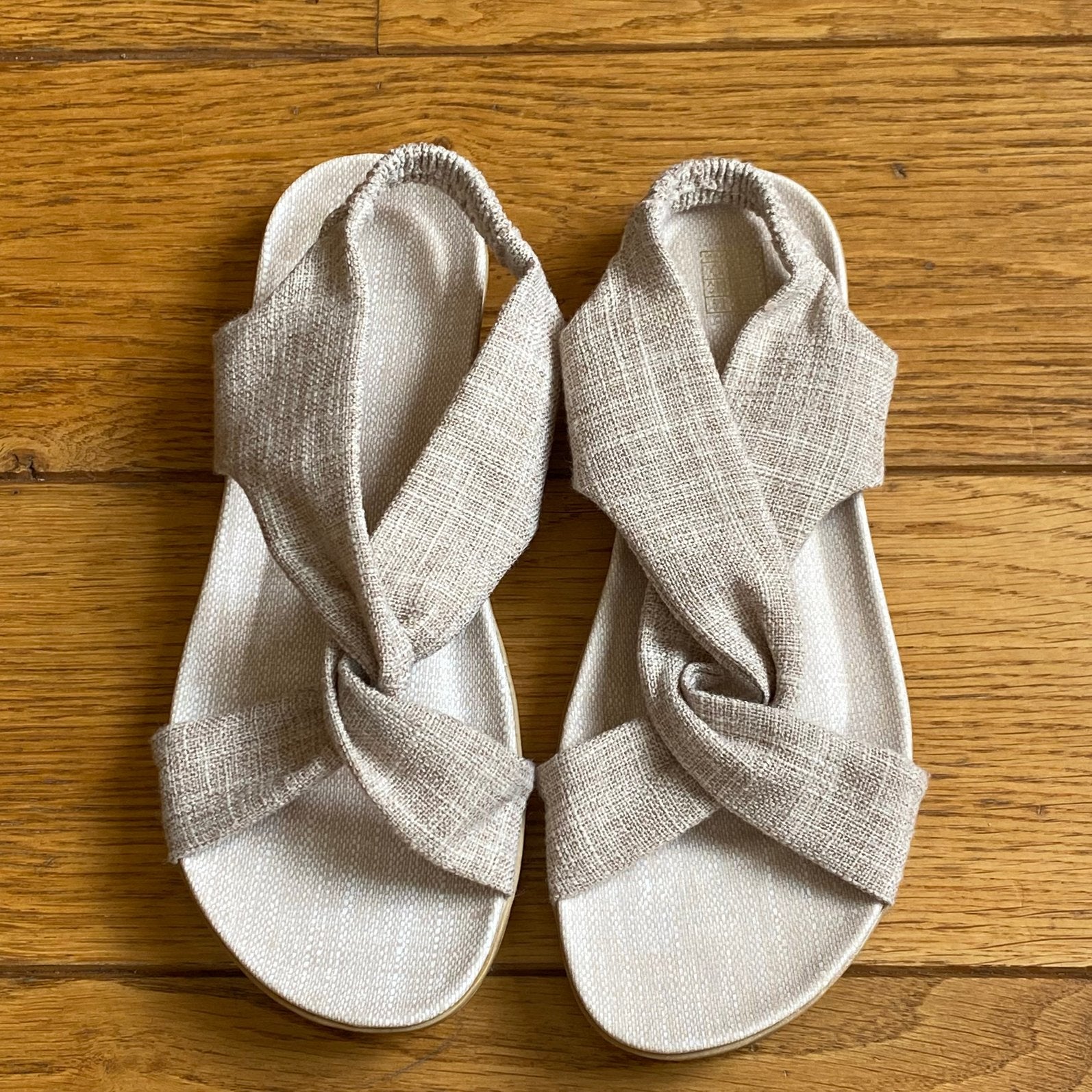 Mooie beige sandalen dames maat 40, Verzenden, Zo goed als nieuw, Beige