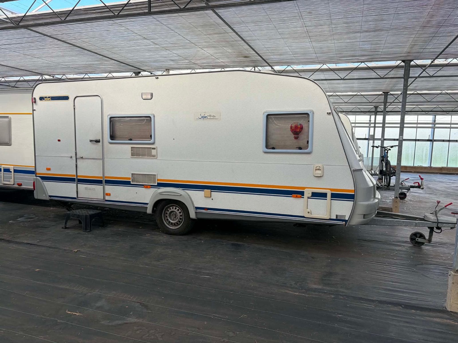 Wilk caravan 1300kg 5 persoon, Poêle, Lits superposés, 750 - 1000 kg, Particulier