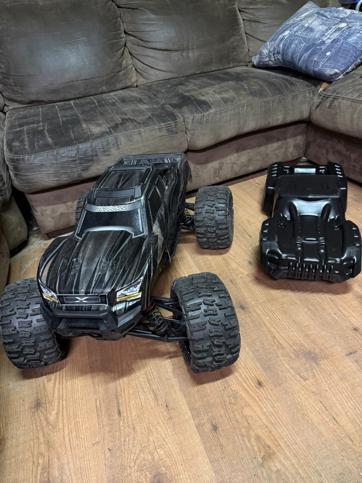 Traxxas xmaxx hobbywing en trenchers, Hobby & Loisirs créatifs, Autres échelles, Enlèvement ou Envoi, Voiture off road, Comme neuf