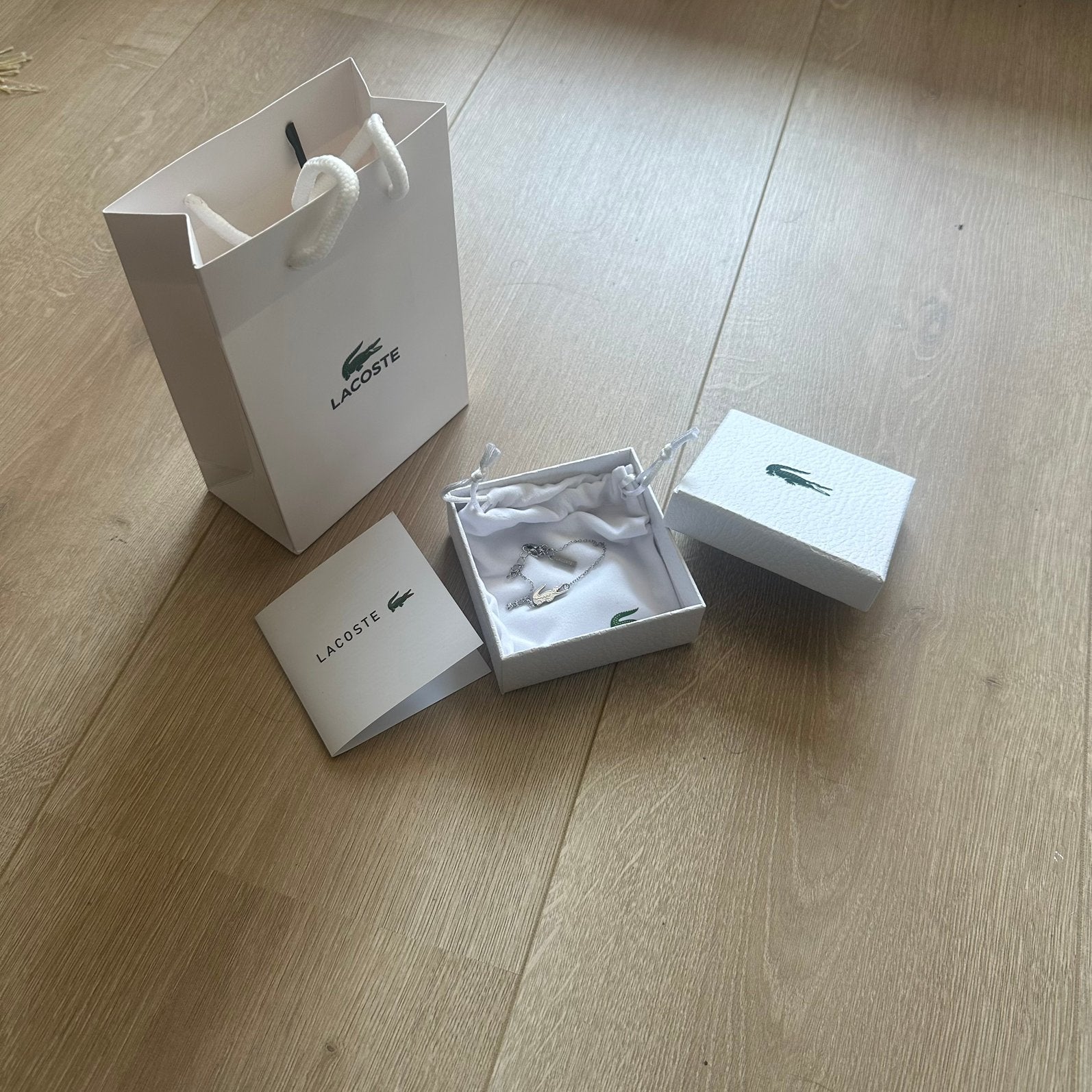 Vrouwen armband lacoste, Handtassen en Accessoires, Armbanden, Ophalen of Verzenden, Nieuw, Zilver, Staal