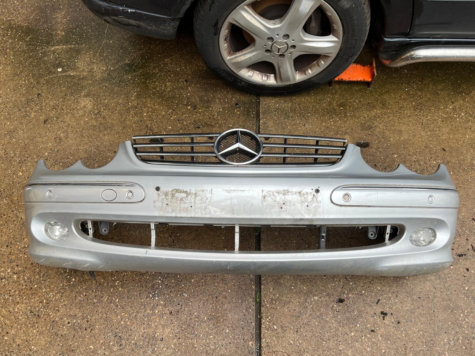 Mercedes-Benz CLK W209 Zilver 744 Voorbumper Voor 2002-2009, Auto-onderdelen, Gebruikt, Mercedes-Benz AG, Mercedes-Benz, Mercedesstrasse 120
70372  Stuttgart, DE