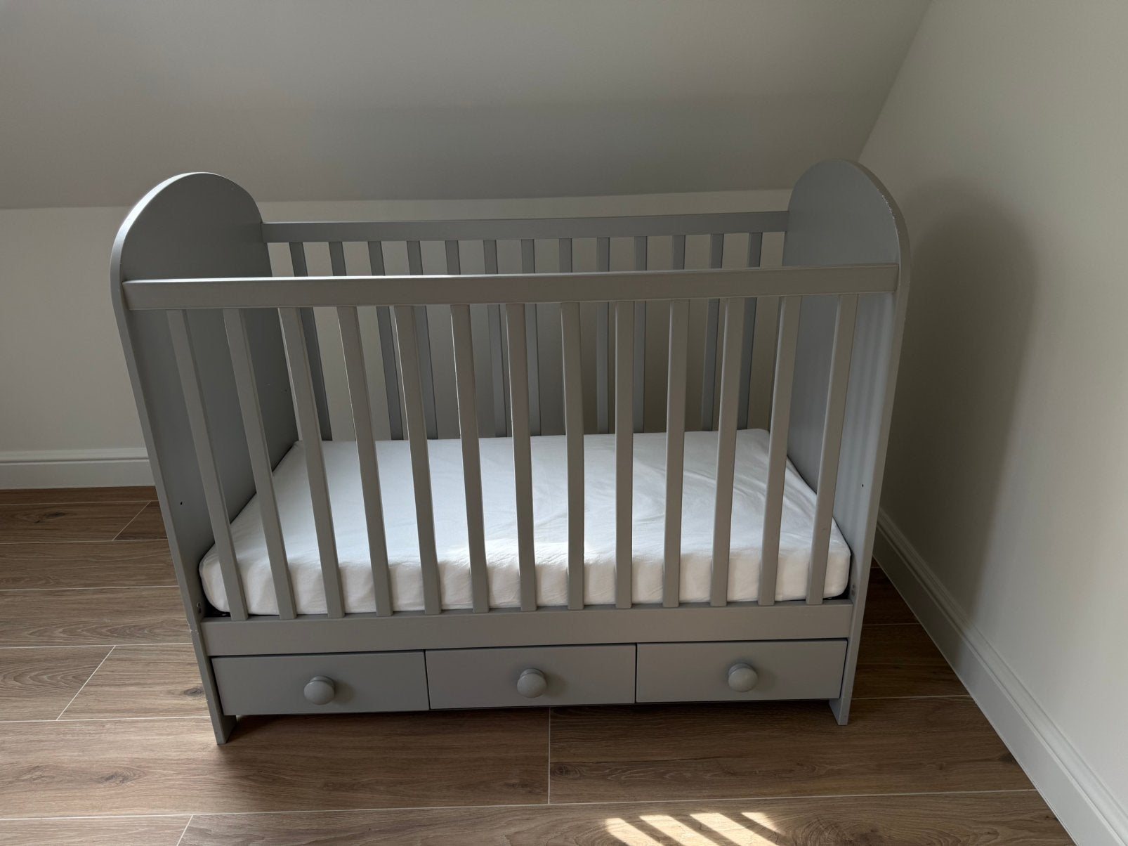 Lit bébé Ikea avec ou sans matelas, Enfants & Bébés, Enlèvement, Comme neuf, Garçon ou Fille