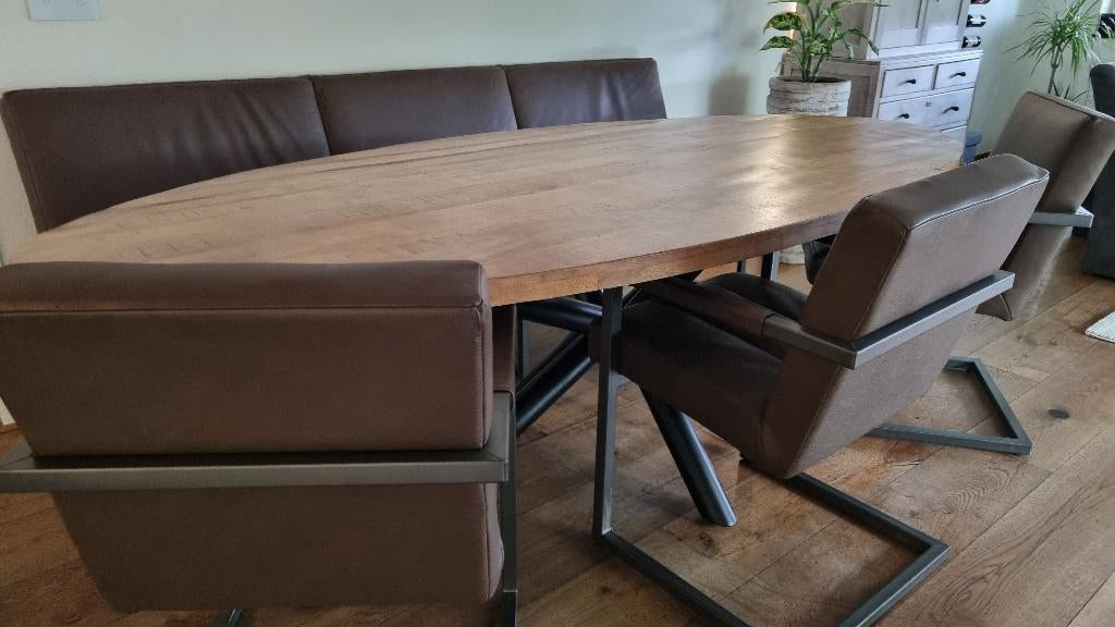 Luxe buffaloleren eetbank + 3 armstoelen – industrieel, Huis en Inrichting, Complete eetkamers, Ophalen, Zo goed als nieuw, Een modern industriële eethoek met een warme, luxe uitstraling.