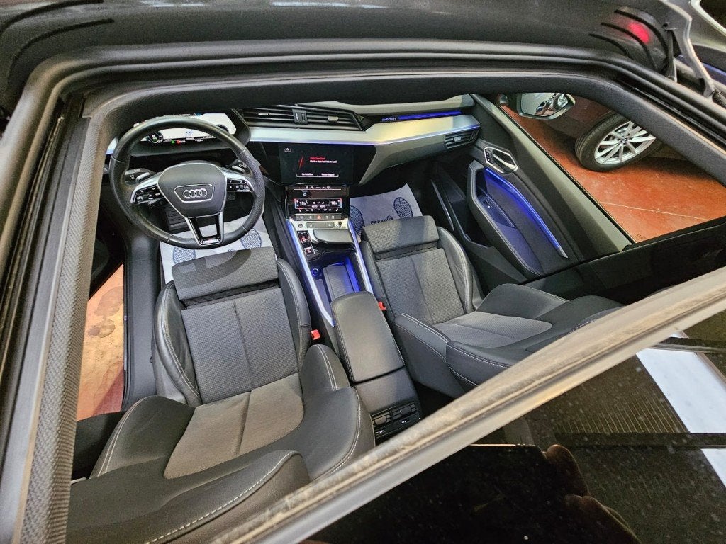 Audi Q8 ETRON 55 BLACK EDITION SPORTBACK | QUATTRO | PANO, Auto's, Audi, Automaat, Blauw, Q8 e-tron, 5 zetels