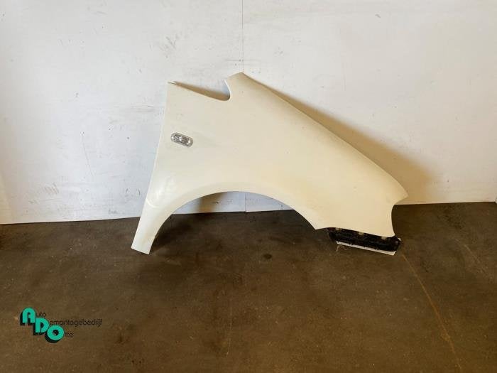 Scherm rechts-voor van een Volkswagen Caddy (Caddy 04-) (R90, Gebruikt, -, Volkswagen, -