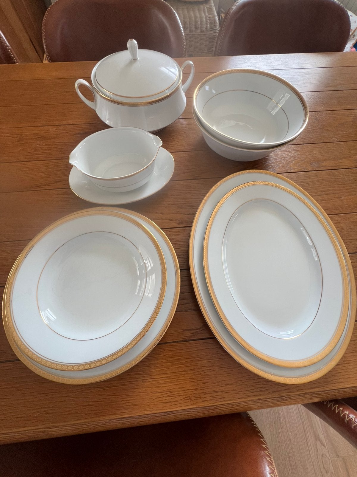 Eetservies in wit porselein, Ophalen