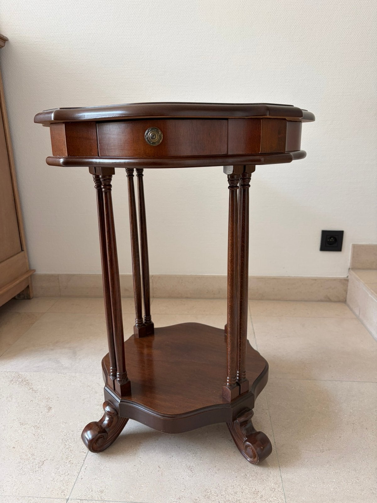Mooie klassieken houten bijzettafel, Antiek en Kunst, Ophalen