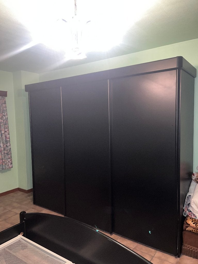 Garde robe en bois noir 3 portes, Maison & Meubles, Armoires | Penderies & Garde-robes, Avec tablette(s), 200 cm ou plus, Comme neuf