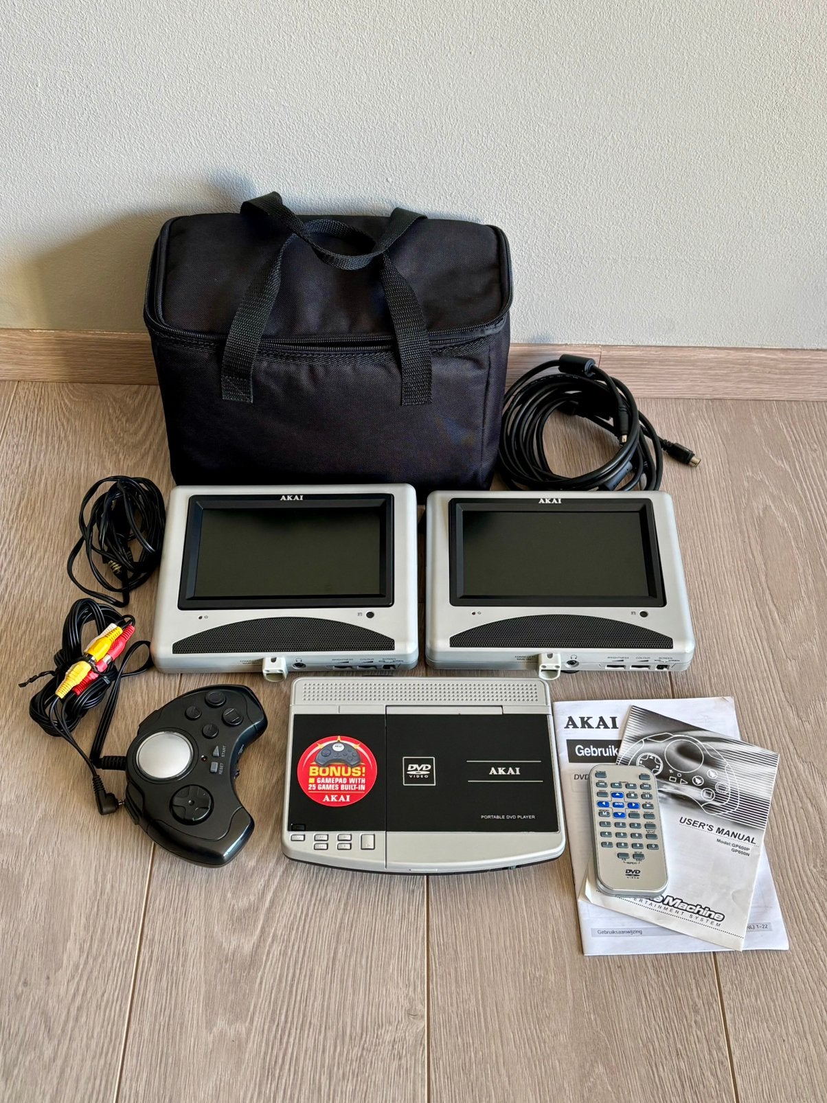Akai auto DVD-set met 2 schermen + gameconsole + draagtas, Audio, Tv en Foto, DVD spelers, Ophalen of Verzenden, Zo goed als nieuw