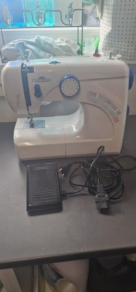 Naaimachine Victoria 270E, Hobby en Vrije tijd, Naaimachines en Toebehoren, Ophalen, Naaimachine