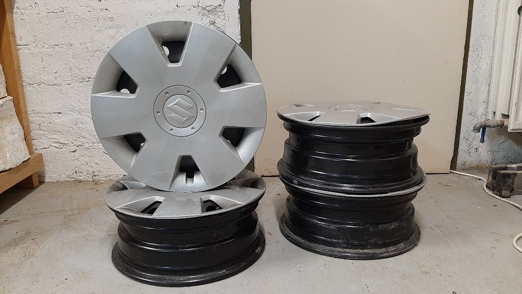 4X jantes suzuki swift NEUVES + enjoliveurs, Neuf, 15 pouces, 155 mm, Enlèvement
