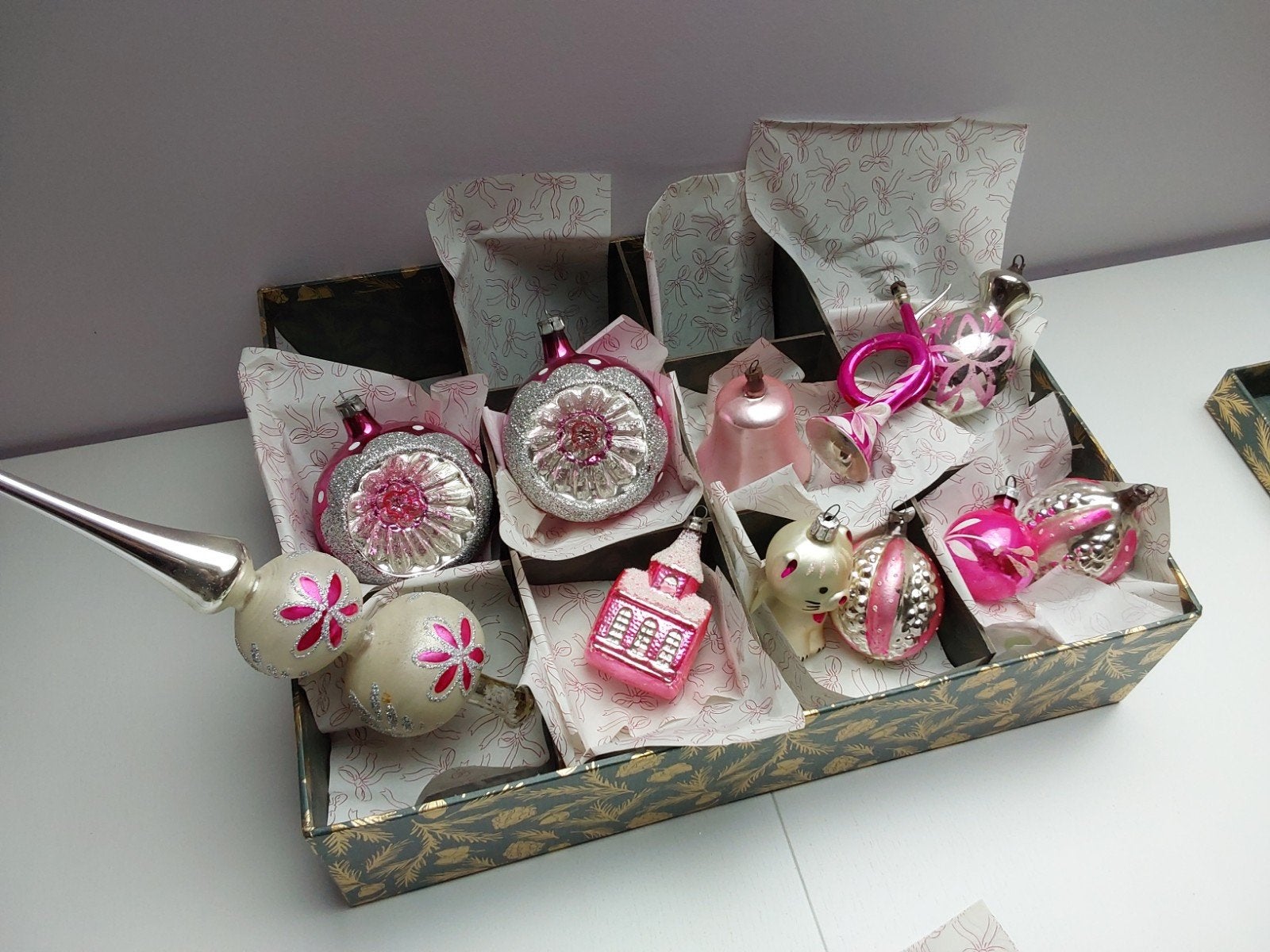lot oude roze kerstballen met piek, Ophalen of Verzenden