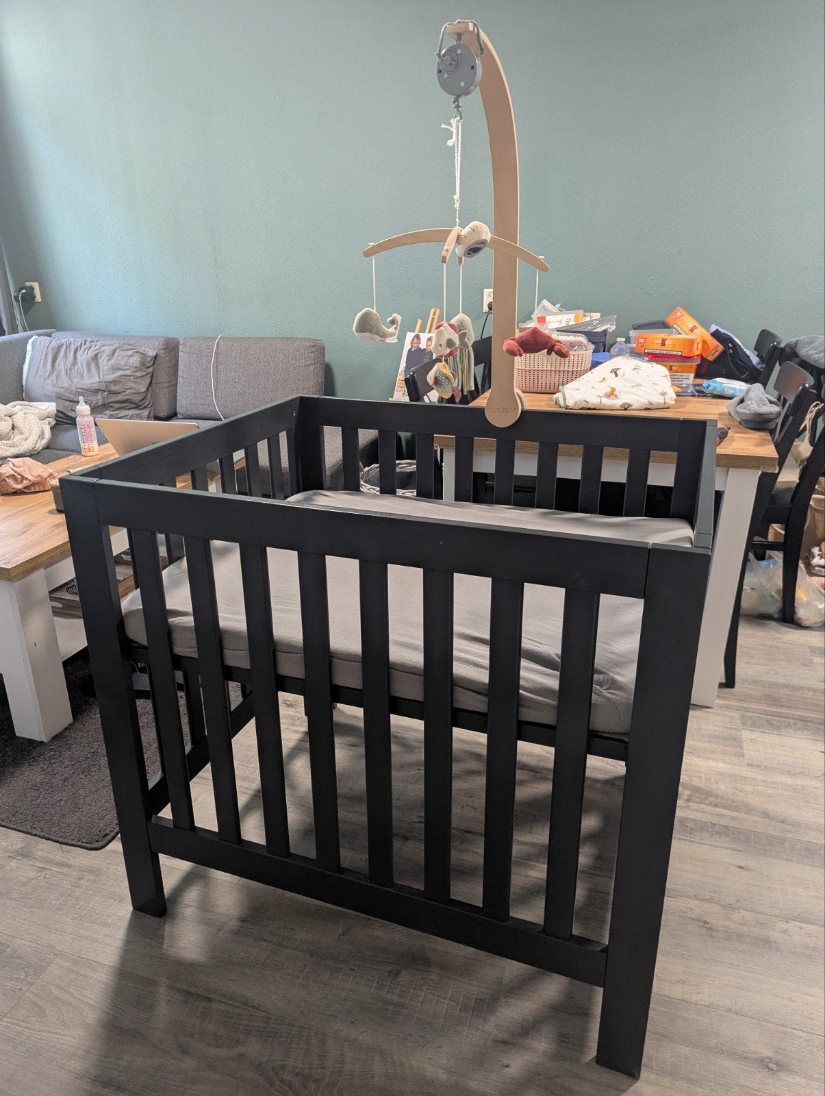Babybox (zwart/donkergrijs hout) park, Kinderen en Baby's, Ophalen of Verzenden, Gebruikt, Vierkant, In hoogte verstelbaar