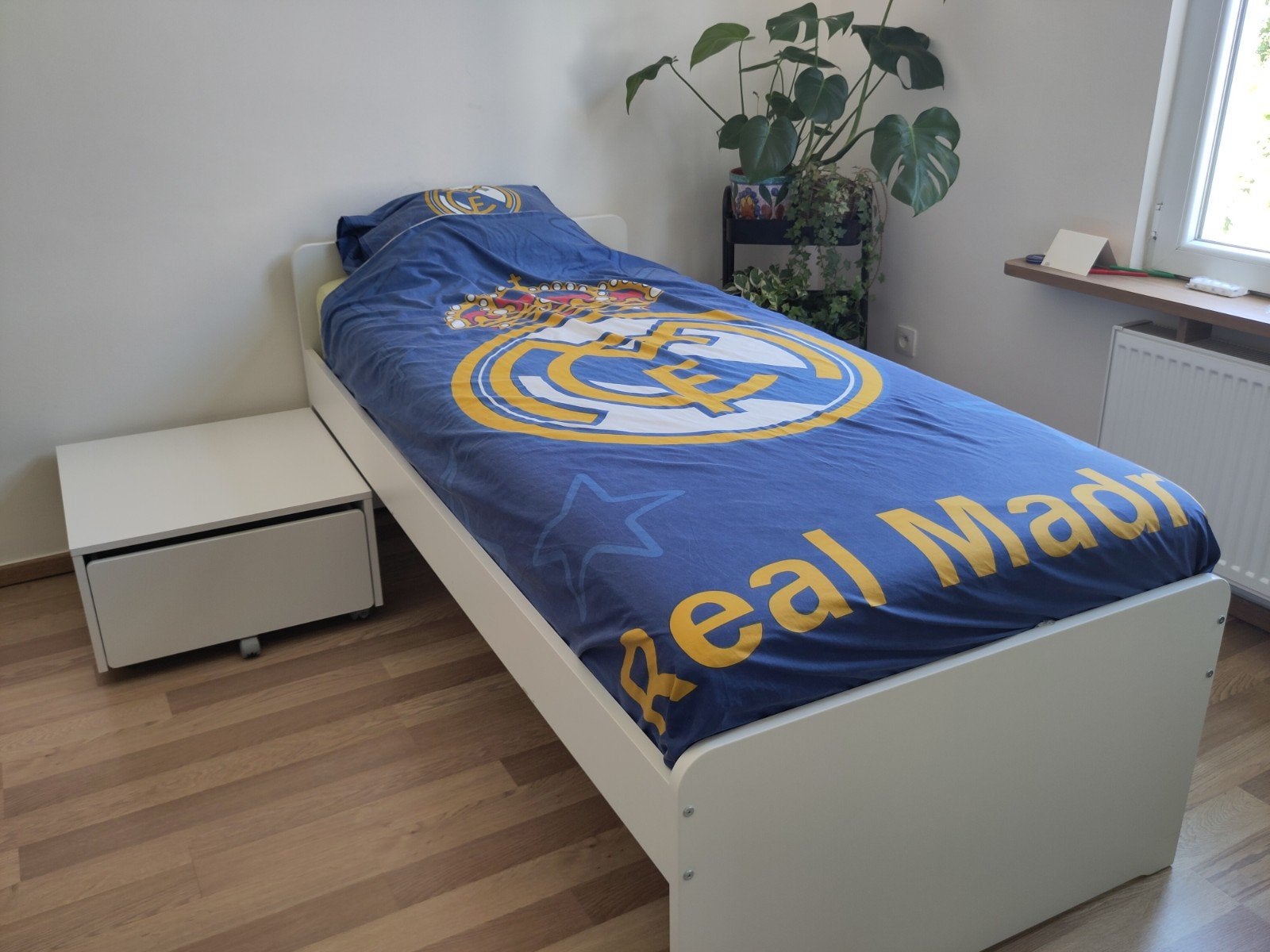 Te koop: 1 persoonsbed, lattenbodem, matras, nachtkastje, Maison & Meubles, Enlèvement