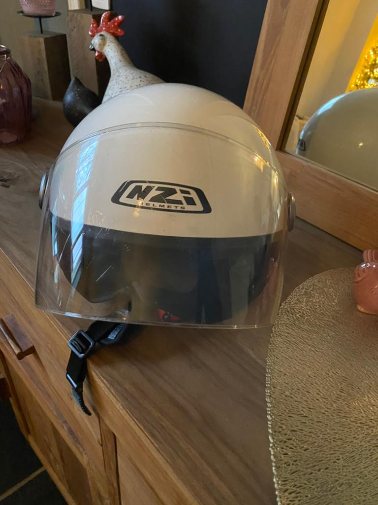 Mooi witte helm, Fietsen en Brommers, Brommerhelmen, Ophalen, Zo goed als nieuw, Large