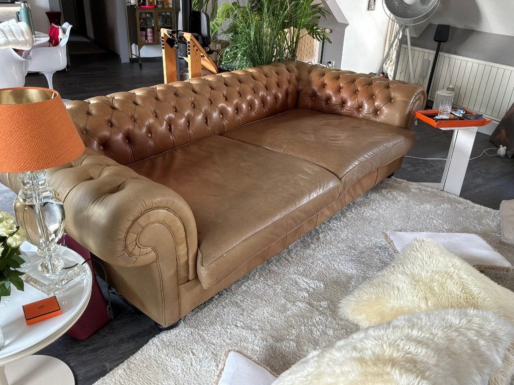 Grote Chesterfield style zetel – echt leder – 280 cm, Huis en Inrichting, Ophalen, 250 tot 300 cm, Gebruikt, 125 tot 150 cm