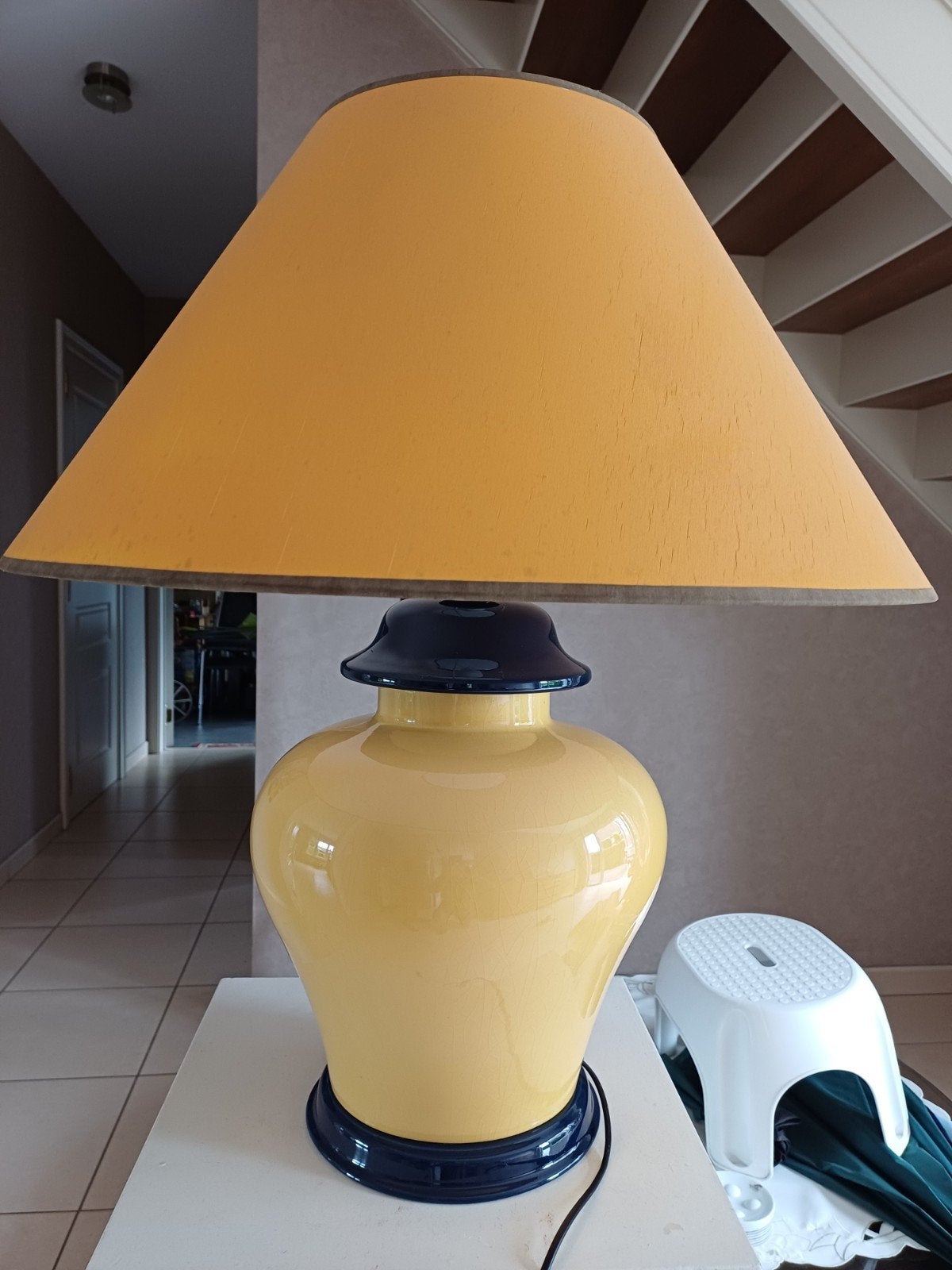 Lampe avec abat-jour. 80 cm de haut, fonctionne toujours bie, Maison & Meubles, Enlèvement