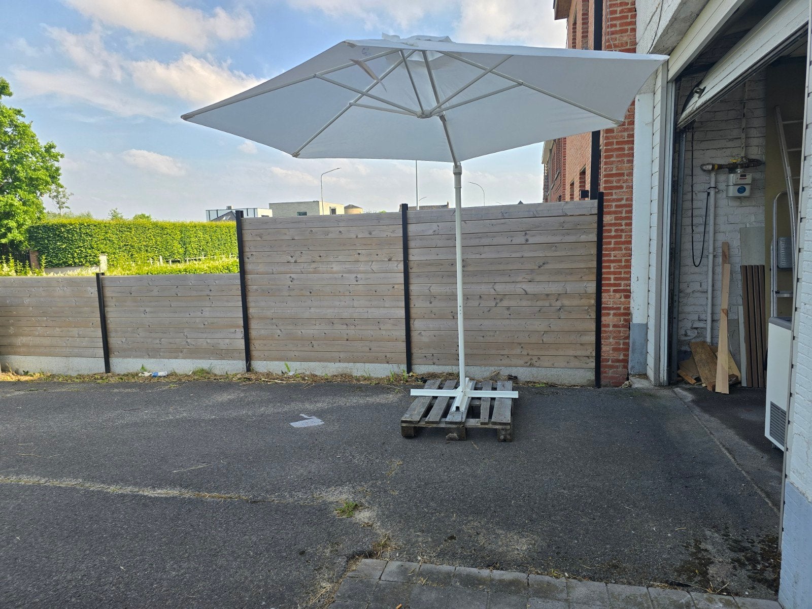 Witte zweefparasol, slechts 1x gebruikt, 270cm diameter, Ophalen, Zo goed als nieuw, 2 tot 3 meter, Zweefparasol