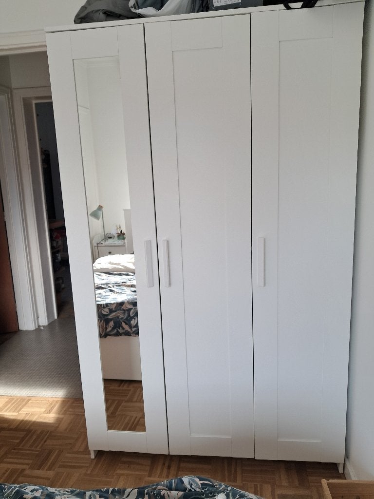 IKEA BRIMNES 3-deurs kledingkast met spiegel — wit, Ophalen, 100 tot 150 cm, Zo goed als nieuw, Scandinave