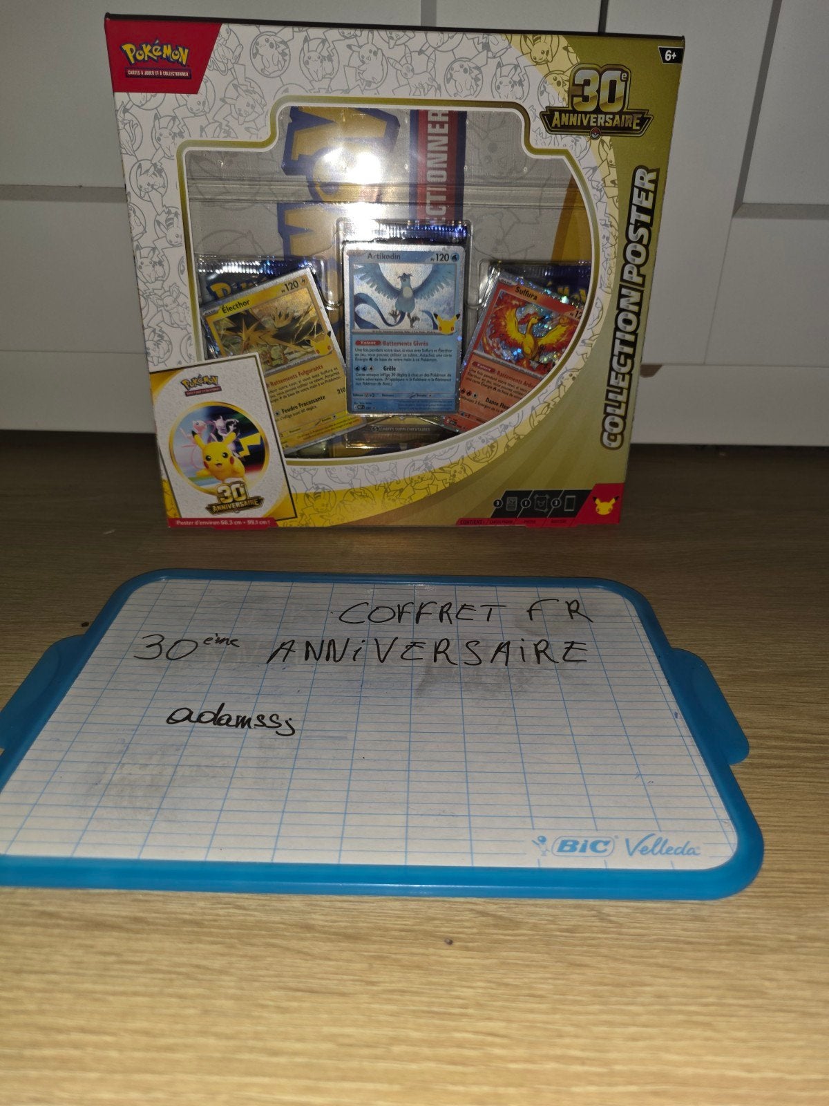Coffret collection poster FR 30ème anniversaire Pokemon, Enlèvement ou Envoi, Neuf, Booster box, Foil