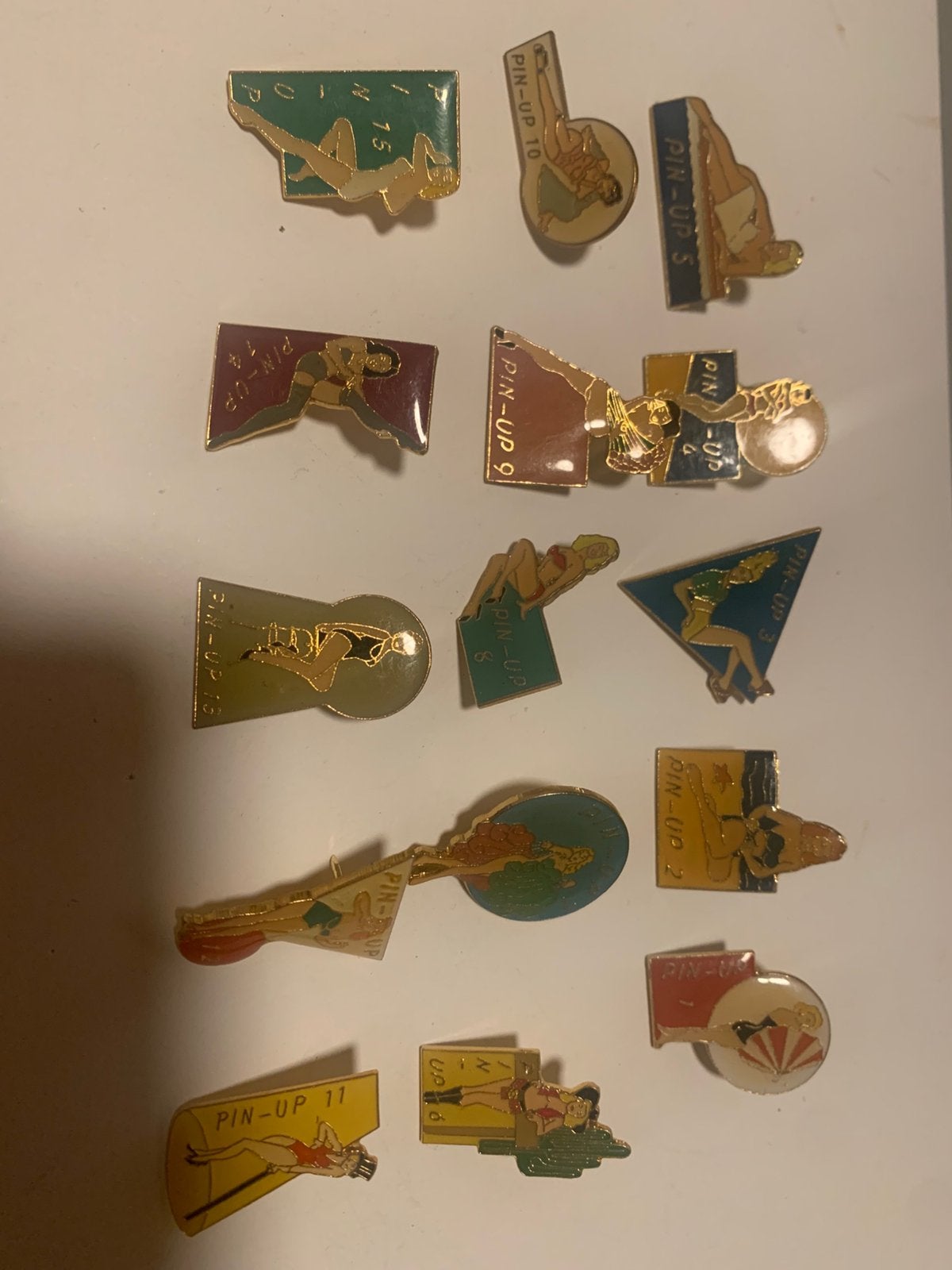 Lot de 15 épinglettes rétro pour filles, Collections, Broches, Pins & Badges, Enlèvement ou Envoi, Comme neuf