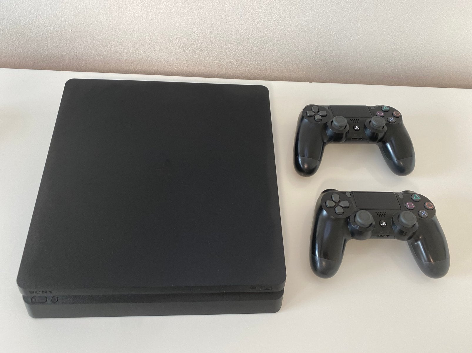 PS4 Slim 1To + 2 manettes + 4 jeux – Excellent état, Comme neuf, Enlèvement, 1 TB, Avec jeux