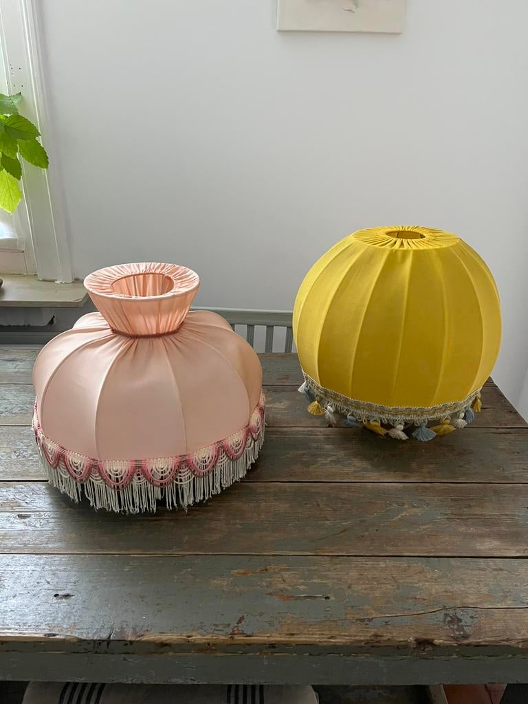 VINTAGE RETRO HANGLAMP LAMPENKAP STOF ROZE GEEL MOOIE VORM!, Gebruikt, 25 tot 50 cm, Ophalen of Verzenden, Vintage