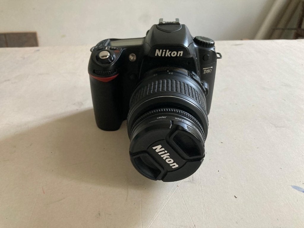 Nikon D80 + objectief 18-55mm, TV, Hi-fi & Vidéo, Sangle de transport, Moins de 4 fois, Comme neuf, Enlèvement