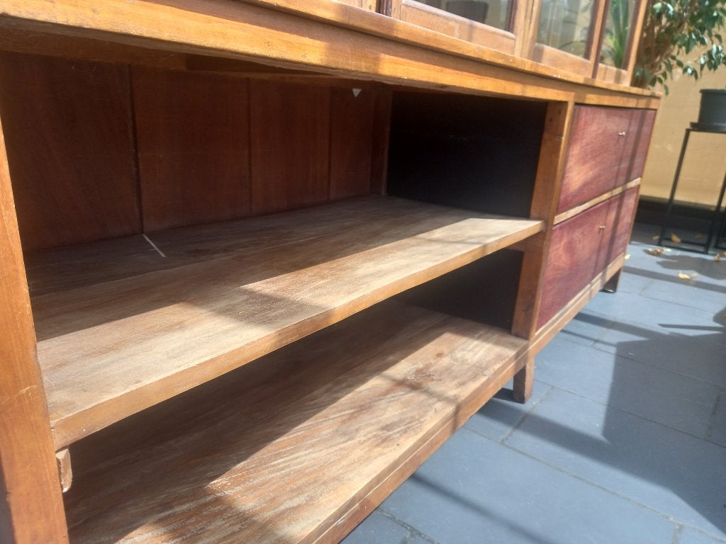 Oude kast van tropisch hout, Ophalen