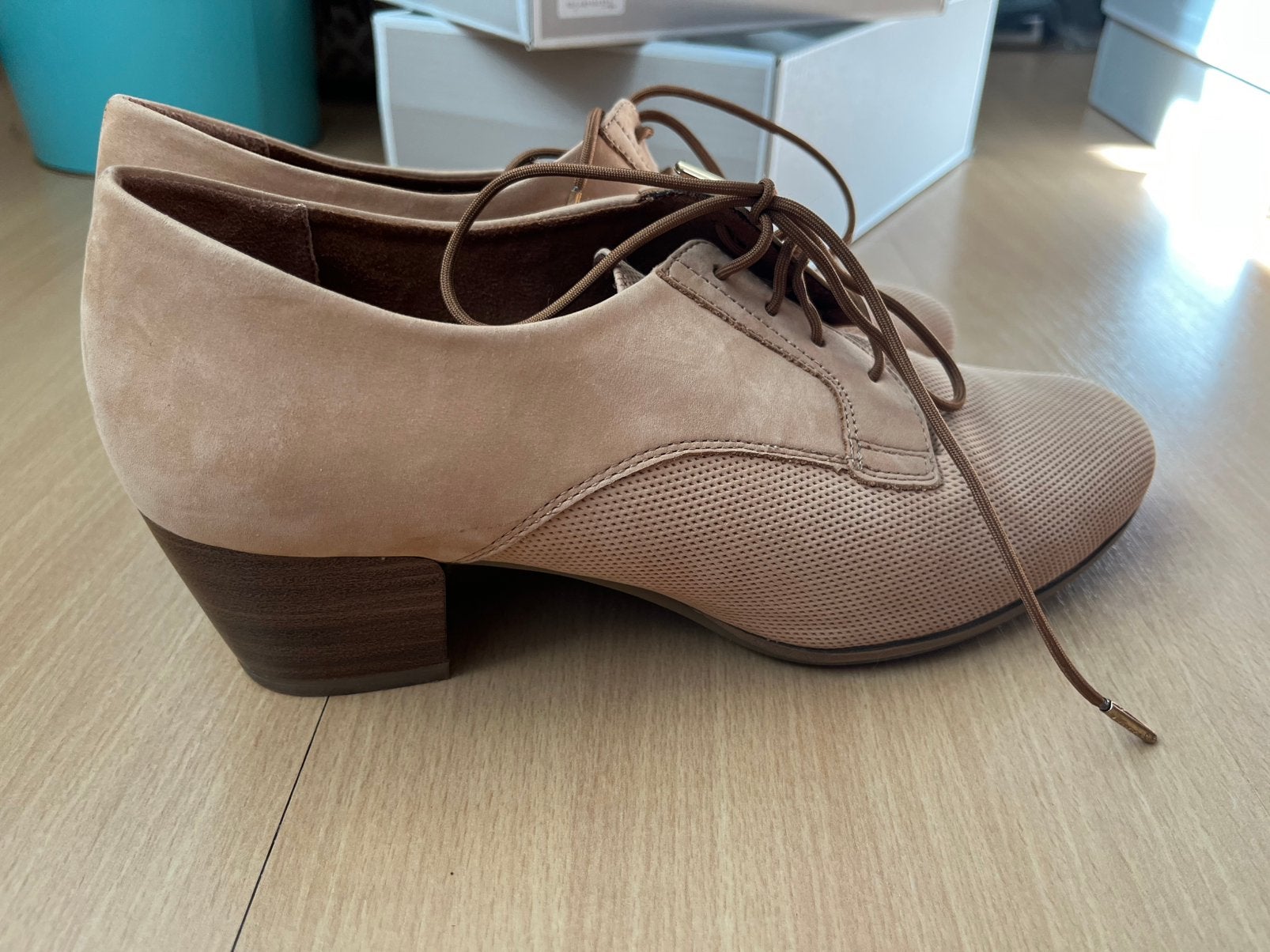 Tamaris korte suede hakken beige maat 39 Vrouw, Enlèvement ou Envoi, Beige, Comme neuf, Chaussures basses